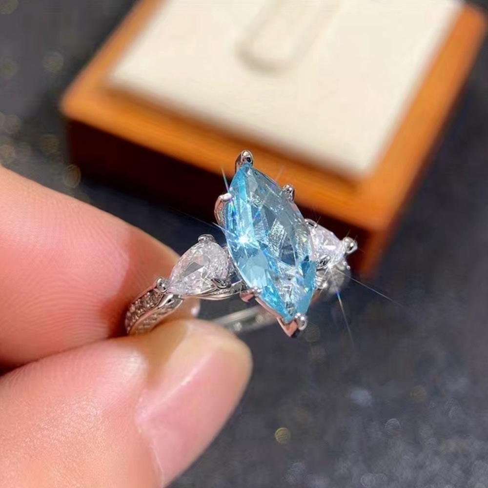 Lovely Sky Blue Marquis Cut Topaz Ring - Picture 4 of 4
